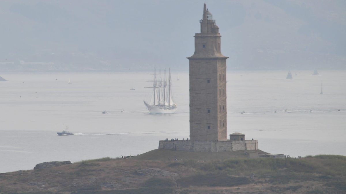 El Juan Sebastián de Elcano, a su paso por la costa de A Coruña