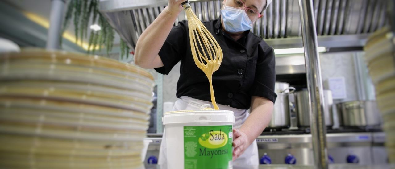 Una empleada trabaja en la cocina de un restaurante de Tenerife.