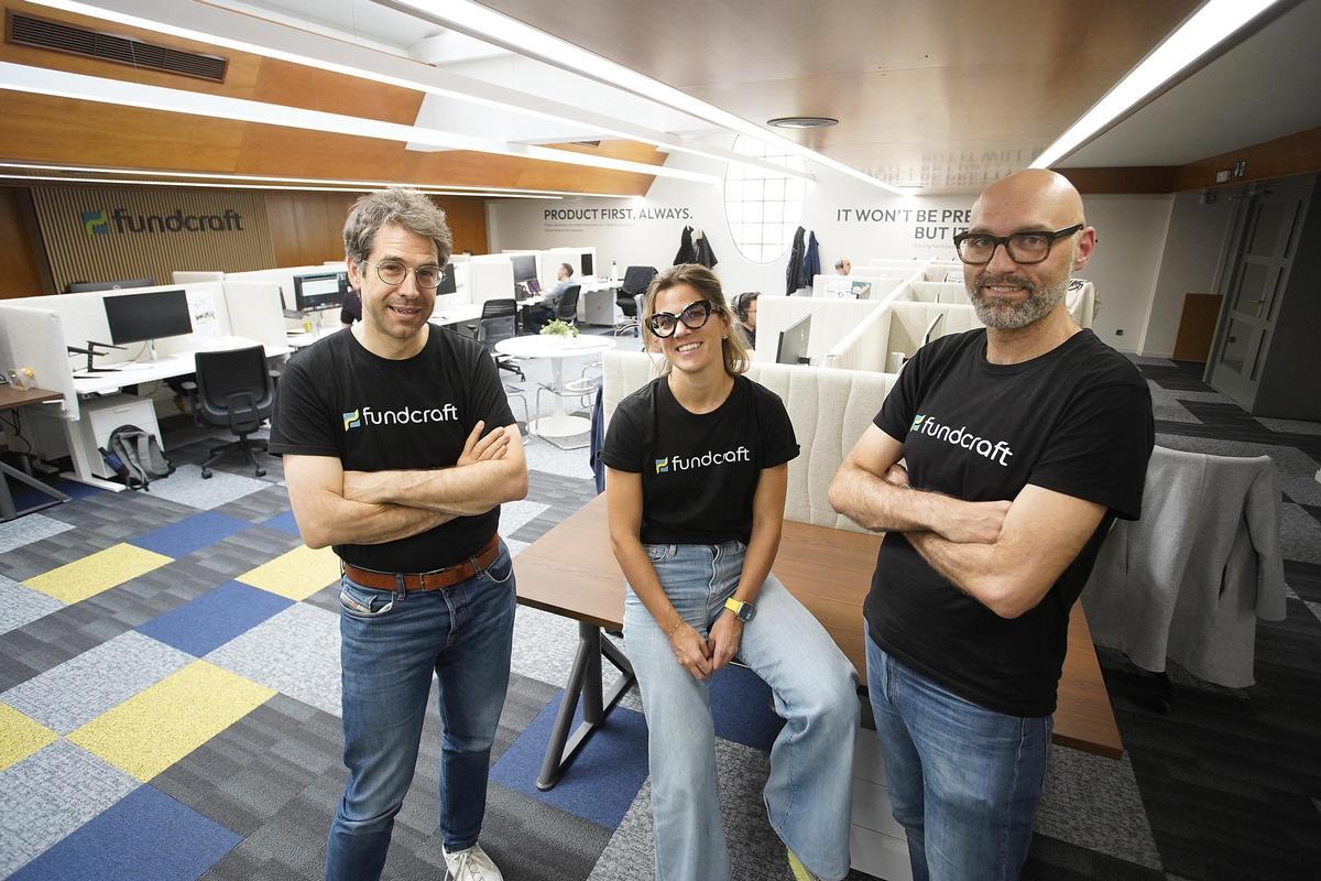 Els cofundadors de Fundcraft Julien de Mayer, Olga Porro i Victor Martin a la nova seu de l’empresa  a Girona.