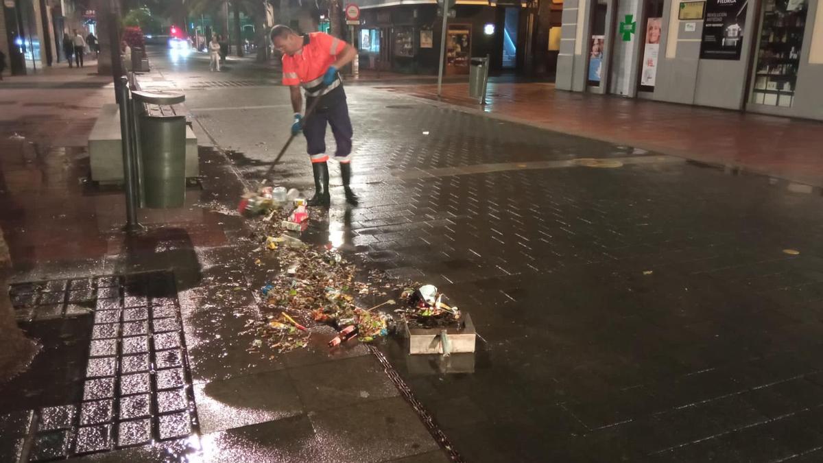 Un operario limpia la calle Luis Morote de la capital grancanaria tras las celebraciones de Año Nuevo.