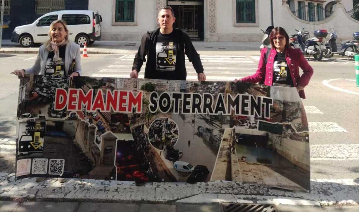 La Pltaforma reivindica el soterramiento delante de la sede de la conselleria de recuperación económica y social.