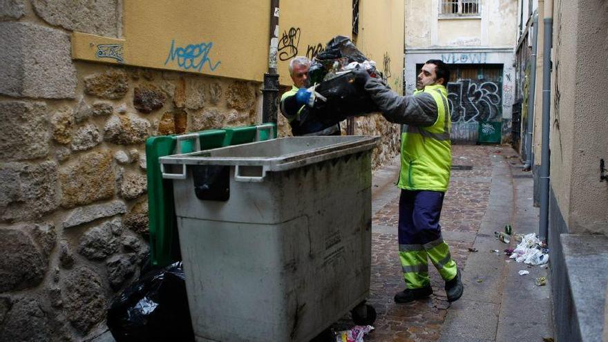 Trabajadores de recogida de basuras en la capital.