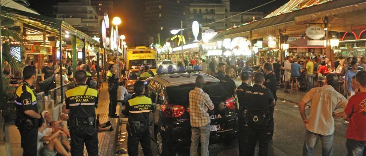 Policías en la Calle del Jamón de la Playa de Palma.