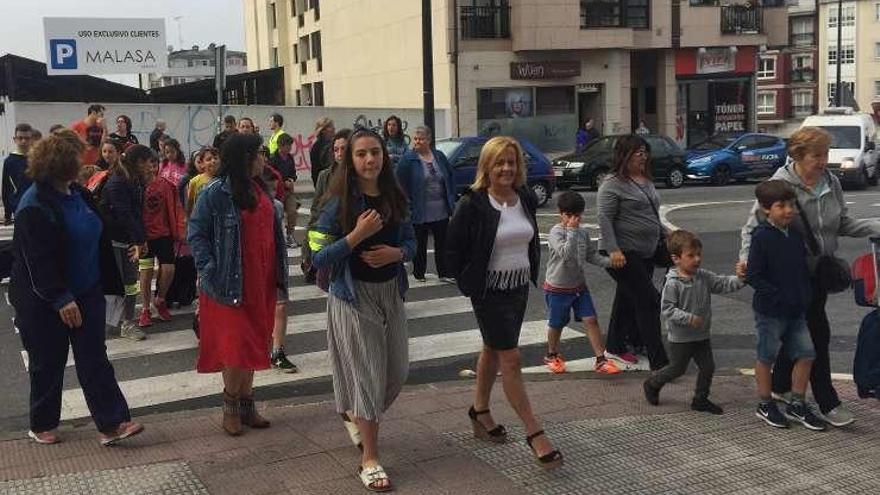 Escolares y voluntarios, por una ruta de senda segura.