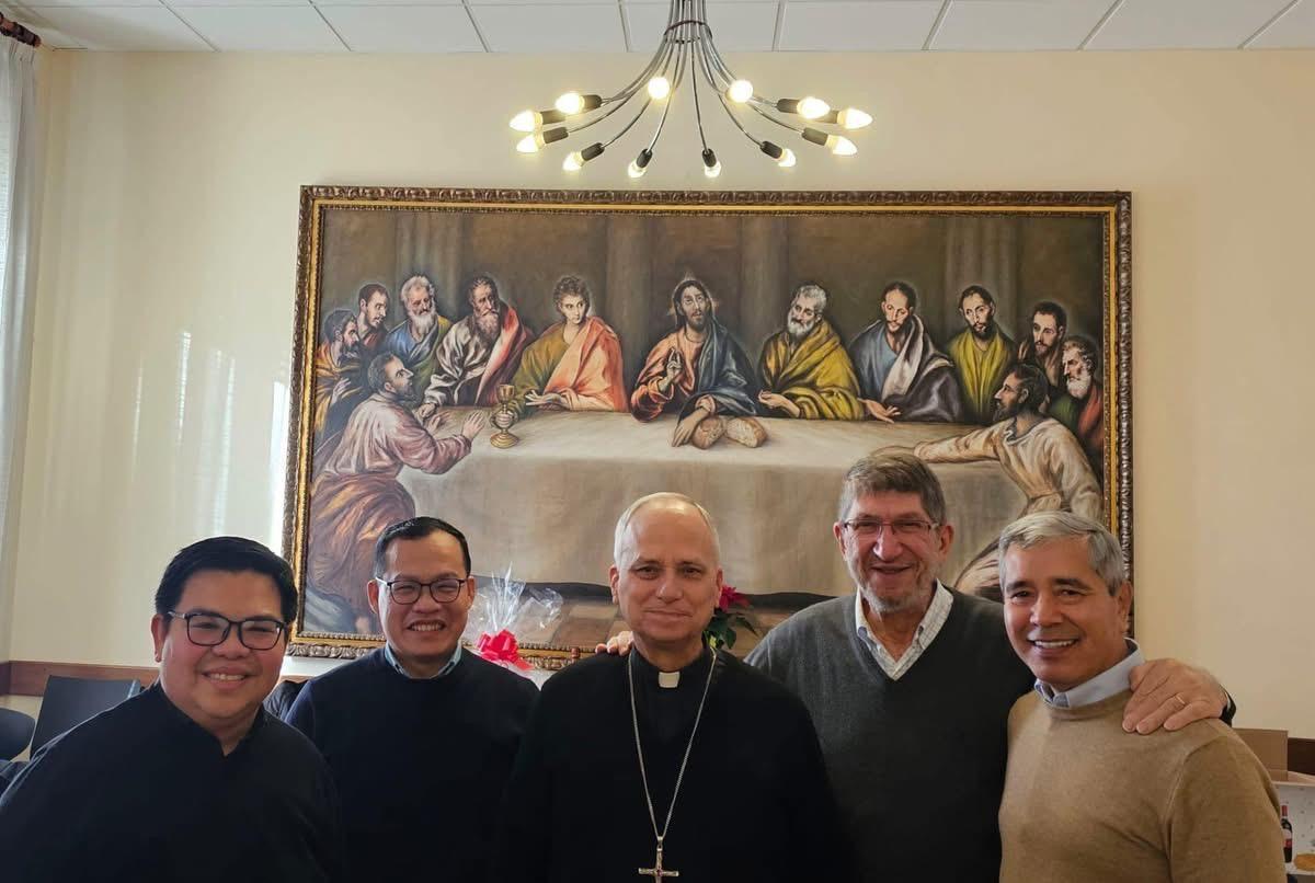 La comunidad agustina de Barcelona con el hoy Papa, Robert Prevost (centro), el pasado diciembre en Roma.
