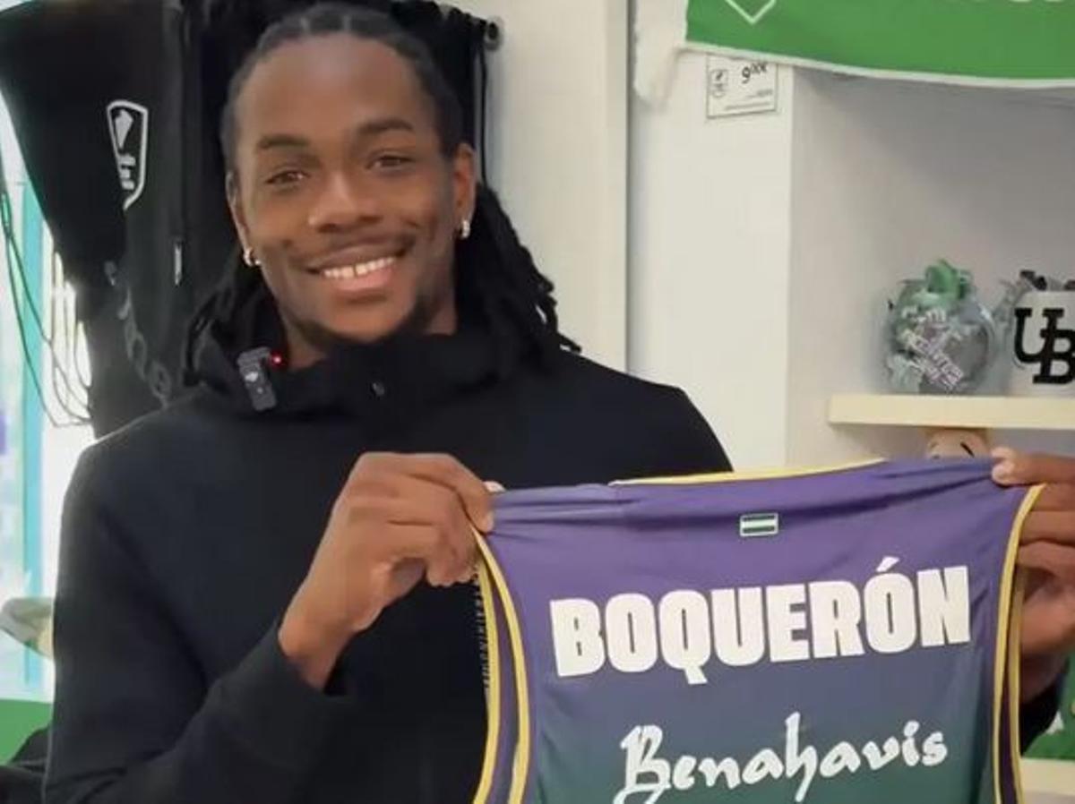 Perry muestra su camiseta para el partido contra el  Baxi Manresa.