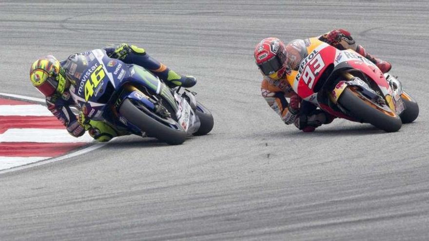 Rossi y Márquez, durante su batalla en el Gran Premio de Malasia del pasado domingo. // Efe