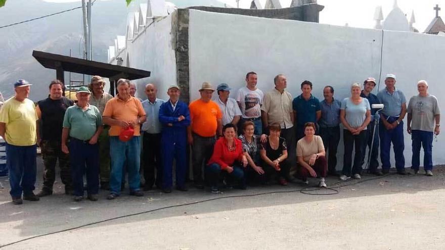 Una veintena de personas limpia el cementerio de Belén