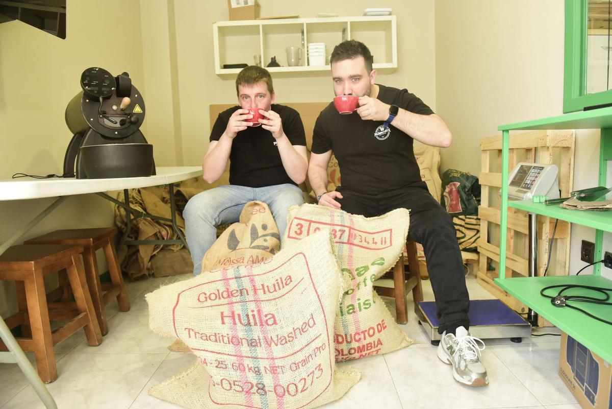 Los propietarios de Panoramix Coffee Roasters, con su café de especialidad.