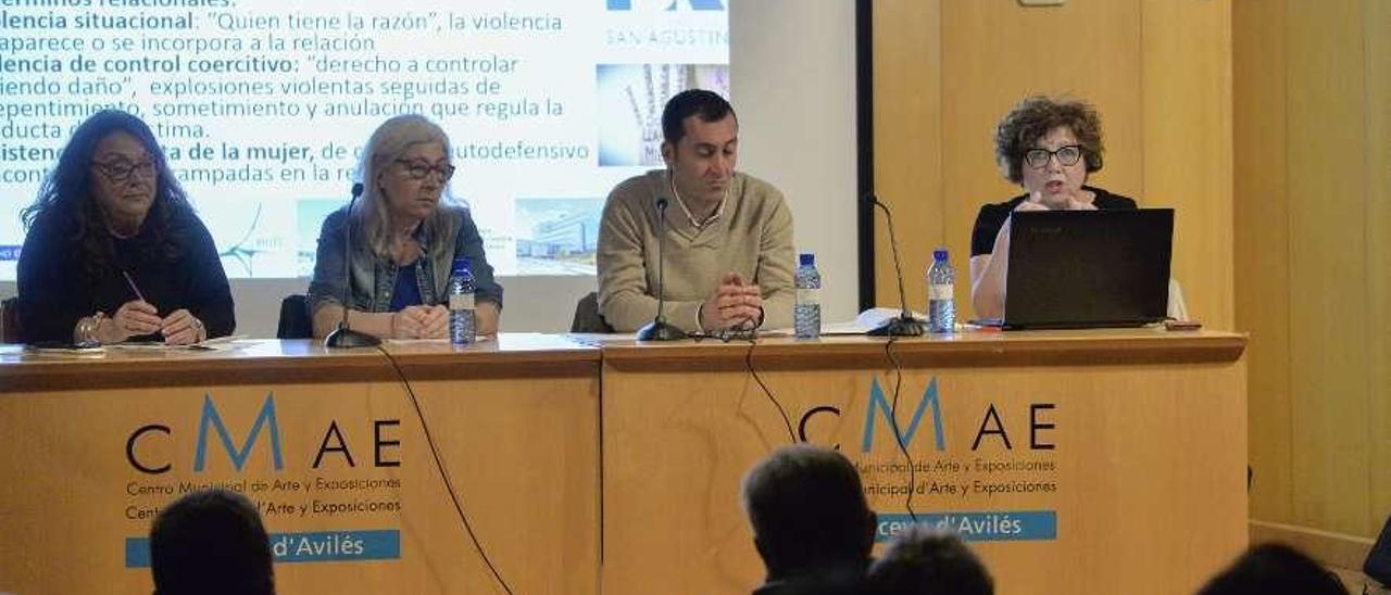 Por la izquierda, Mercedes Alcaraz, Ángeles González, Alejandro Alonso y Luisa García Solar, durante la mesa redonda sobre violencia de género y discapacidad, ayer, en el Centro Municipal de Arte y Exposiciones.