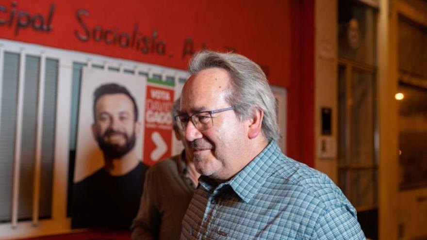 Francisco Guarido frente a la sede municipal del PSOE, donde cuelga un cartel de David Gago.