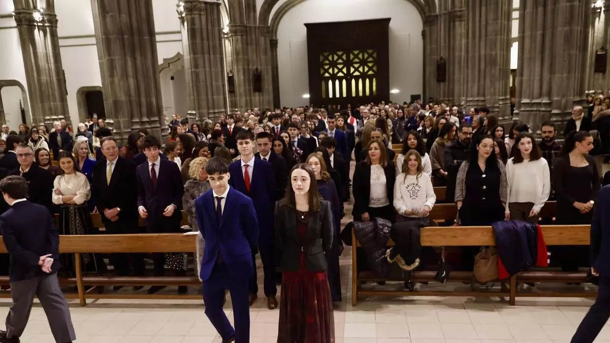 Aluvión de confirmaciones en la parroquia gijonesa de San Lorenzo: "Crece el interés de los jóvenes por la religión"