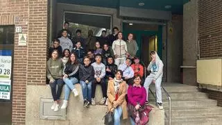 26 alumnos del Al-Qázeres visitan la redacción de el Periódico Extremadura en Cáceres