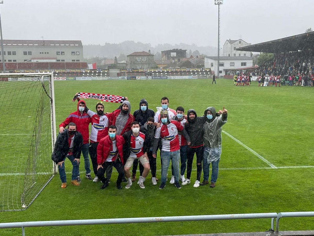 Con su peña Fondo on Tour el día del ascenso a 2ª RFEF ante el Somozas.