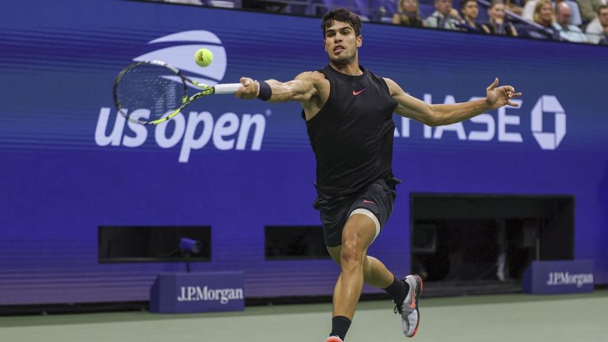 Carlos Alcaraz, en su partido del US Open contra Botic van De Zandschulp.