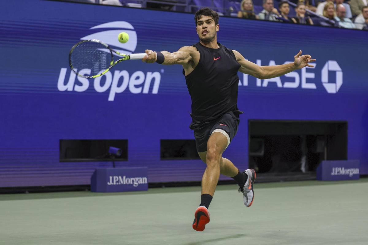 Carlos Alcaraz, en su partido del US Open contra Botic van De Zandschulp.