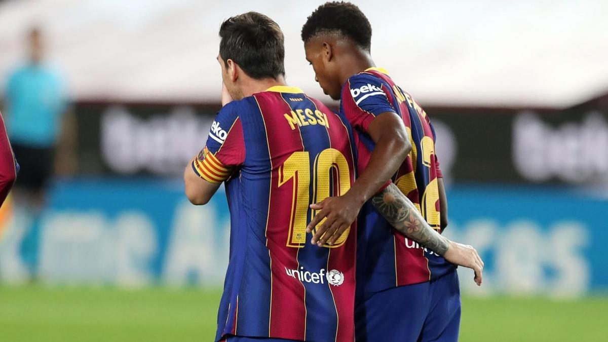 Messi y Fati acaban de celebra un gol del Barça al Villarreal en el Camp Nou.