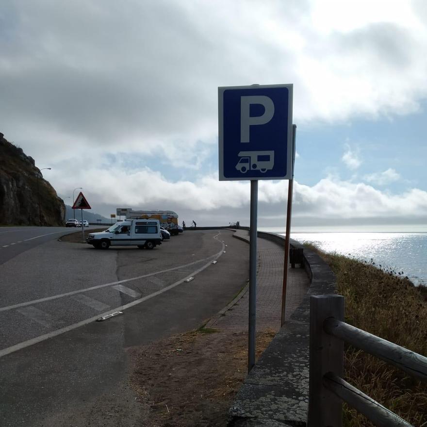 Aparcamiento de caravanas en una de las áreas de servicio de la PO-552, entre Baiona y Baredo.