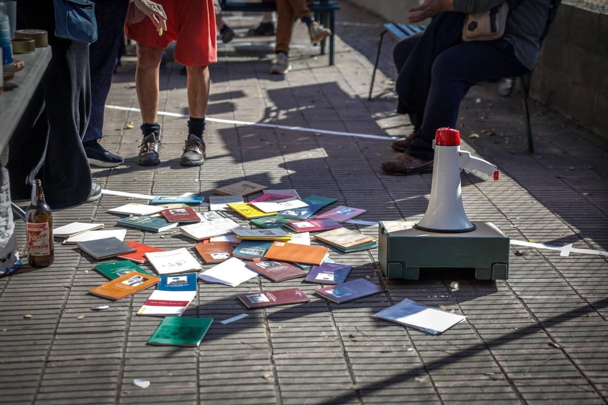 Concentración de los futuros vecinos de un bloque de viviendas de alquiler asequible pendientes de construir sobre un jardín de La Bordeta