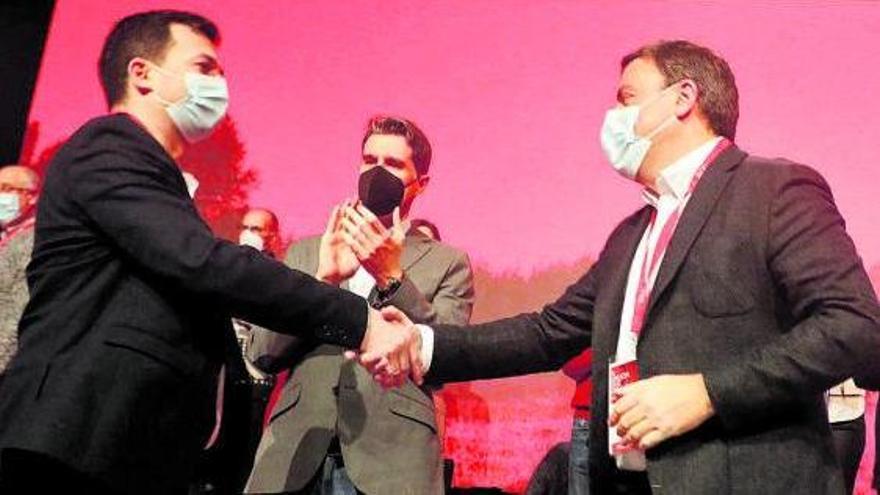 Gonzalo Caballero y Valentín González Formoso se saludan en el congreso del PSdeG. |  // XOÁN ÁLVAREZ
