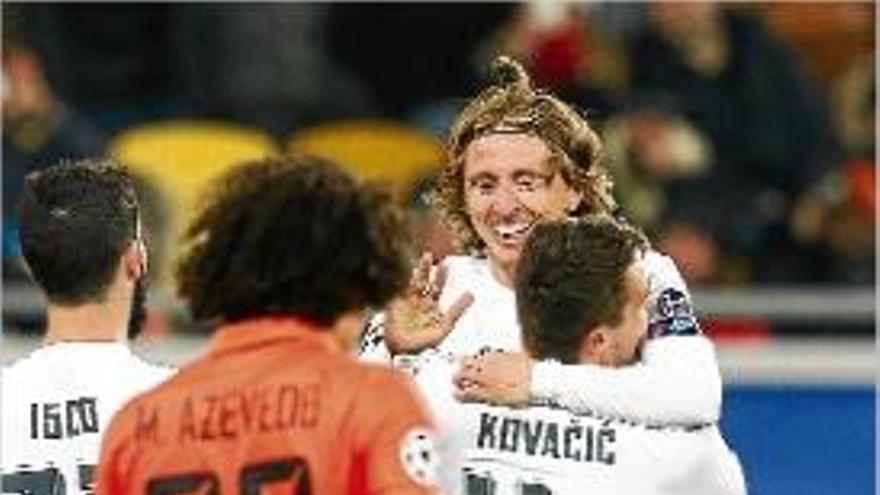 Els jugadors del Madrid celebrant el 0-2 marcat pel croat Modric.