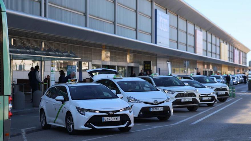 Incidentes entre taxis en el aeropuerto de Ibiza por la orden de carga