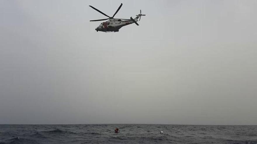 Salvamento Marítimo rescata a un hombre tras hundirse su barco en La Vila Joiosa