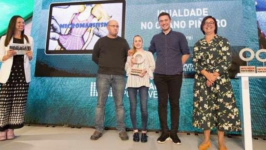 Entrega del premio al IES Chano Piñeiro y a Sandra Ferreiro García.