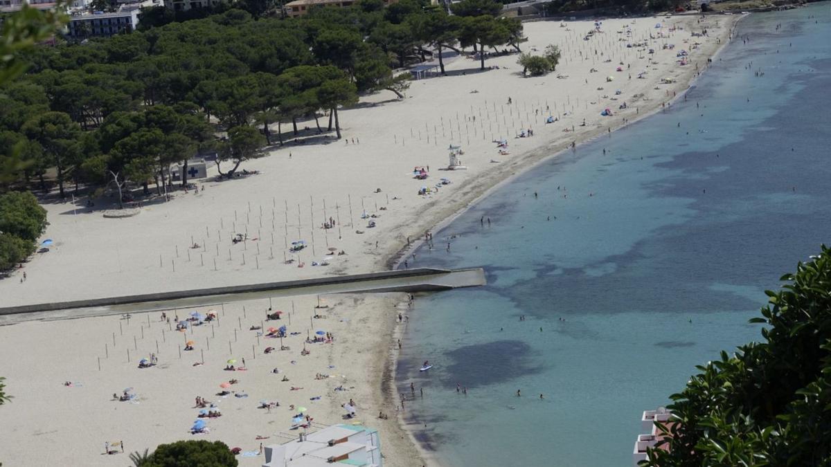 Una vista general de la playa de Santa Ponça