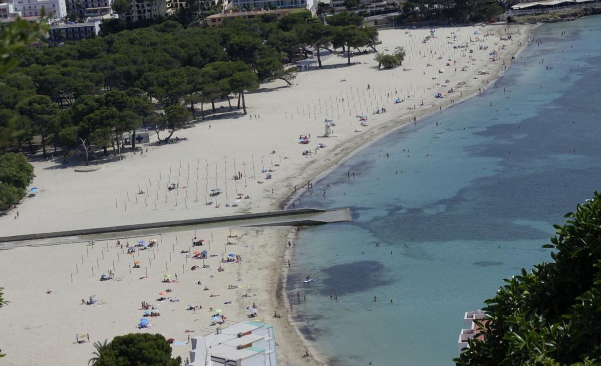Una vista general de la playa de Santa Ponça, en Calvià, sin los servicios de temporada instalados. | JUAN LUIS IGLESIAS