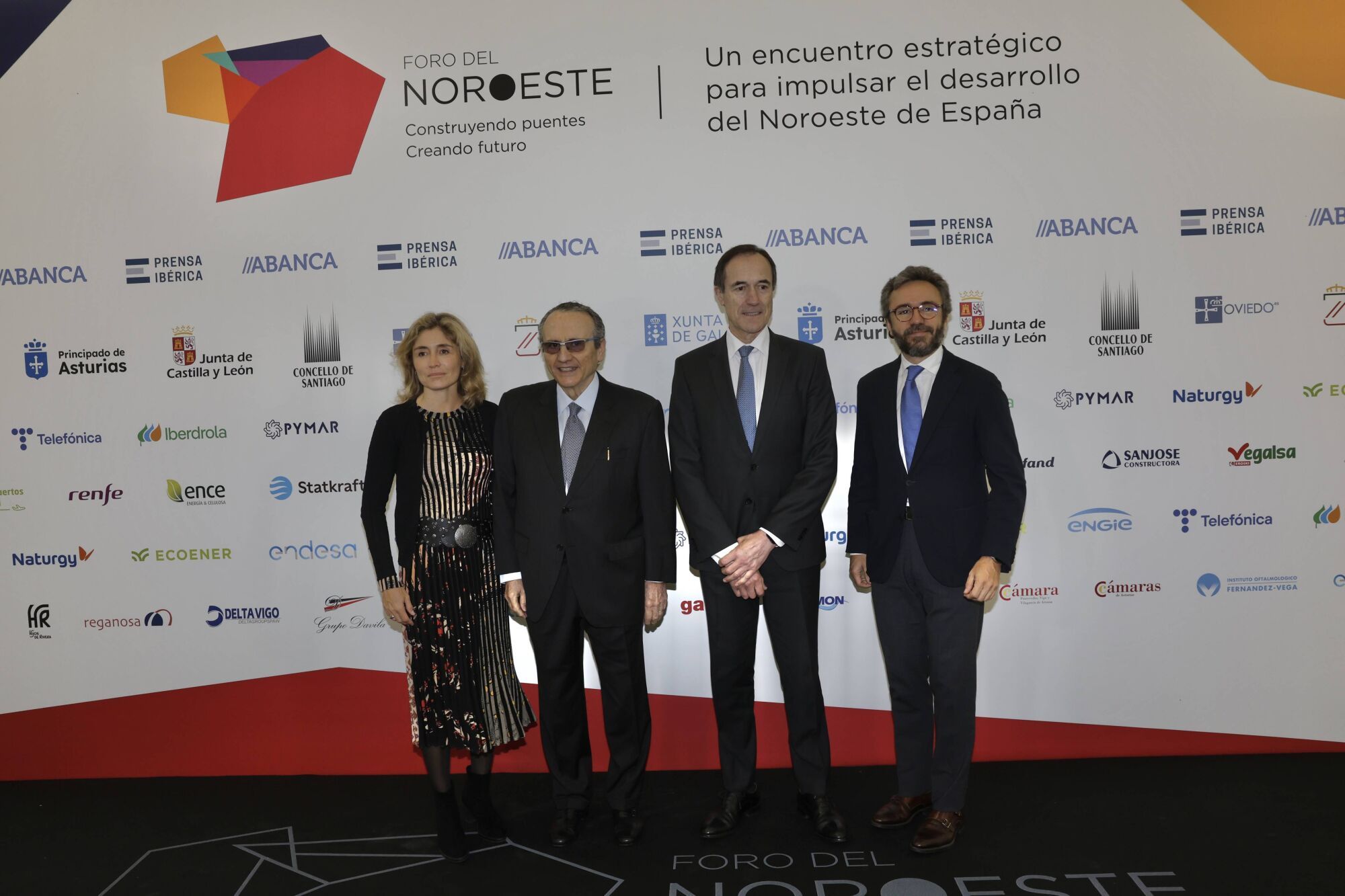 Por la izquierda, Ainhoa Moll, directora editorial de Prensa Ibérica, Javier Moll, presidente de Prensa Ibérica, Manuel Menéndez, presidente de EDP España y Aitor Moll, consejero delegado de Prensa Ibérica. 