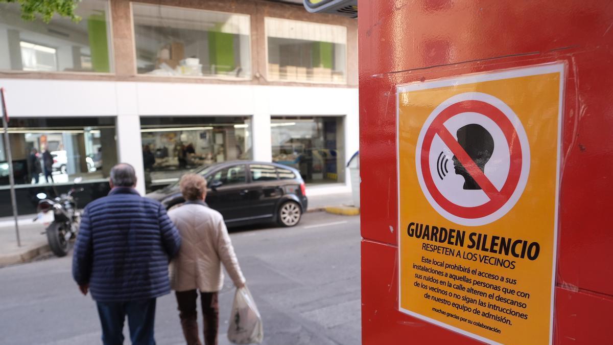 Un cartel pidiendo respeto a los vecinos, colocado en la discoteca del centro de Elche