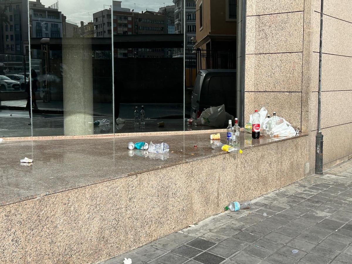 Restos de botellón de este fin de semana en los ventanales de la sede de la Seguridad Social de la calle Bailén.