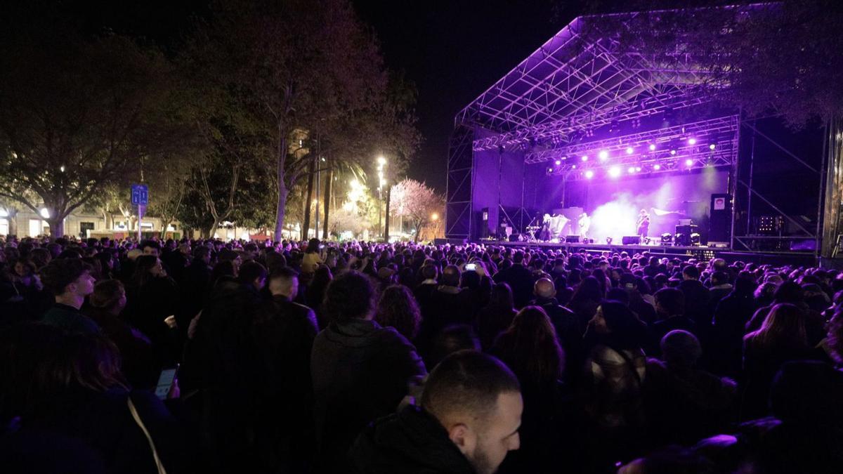 La plaza de España, completamente llena de gente durante el concierto de Cariño.