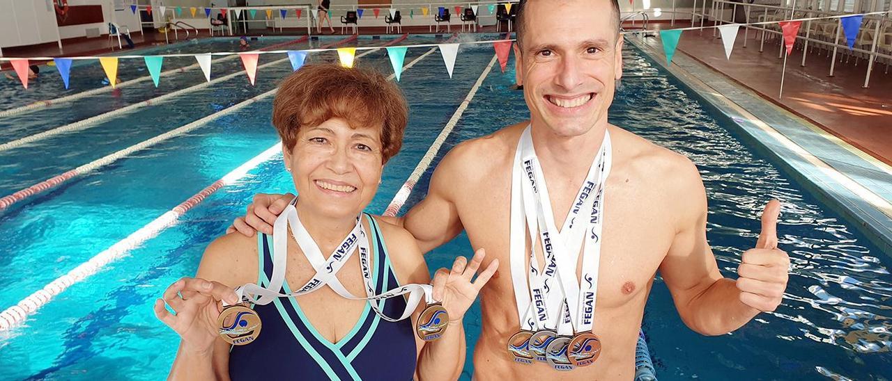 Diego Fernández y Paula Maroto, en la piscina del Real Club Náutico de Vigo.