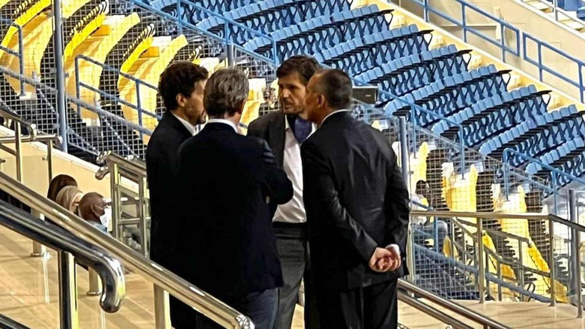 Solanas, Canales, Yuste y Alemany, en las gradas del estadio Al Gharafah.