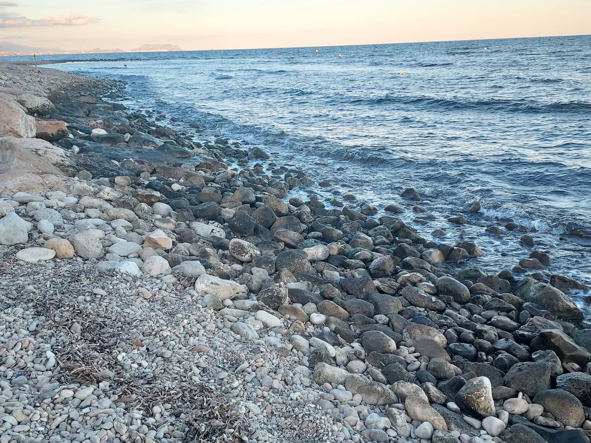 Cala del Riu Sec de El Campello, con las piedras ennegrecidas