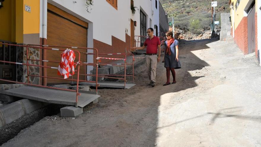 Bueno y Herández durante la visita al barrio de El Palmito.