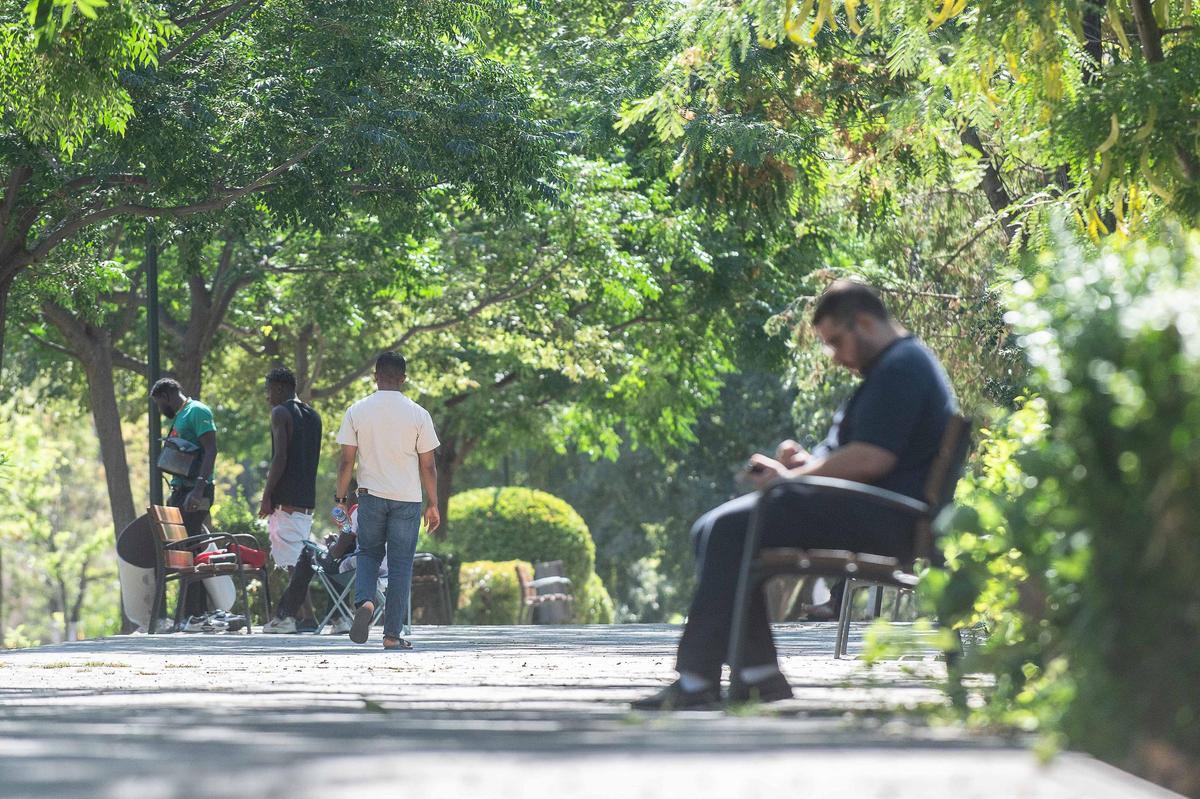 Varias personas pasan el día en el parque Bruil, que ahora se cierra por las noches para evitar que duerman allí.