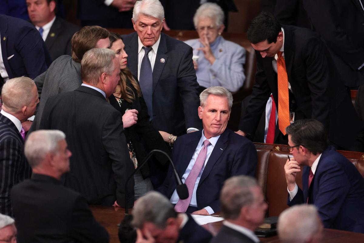  Kevin McCarthy se sienta con otros republicanos en la Cámara de Representantes durante el cuarto día de elecciones para presidente de la Cámara en el Capitolio de EE. UU.