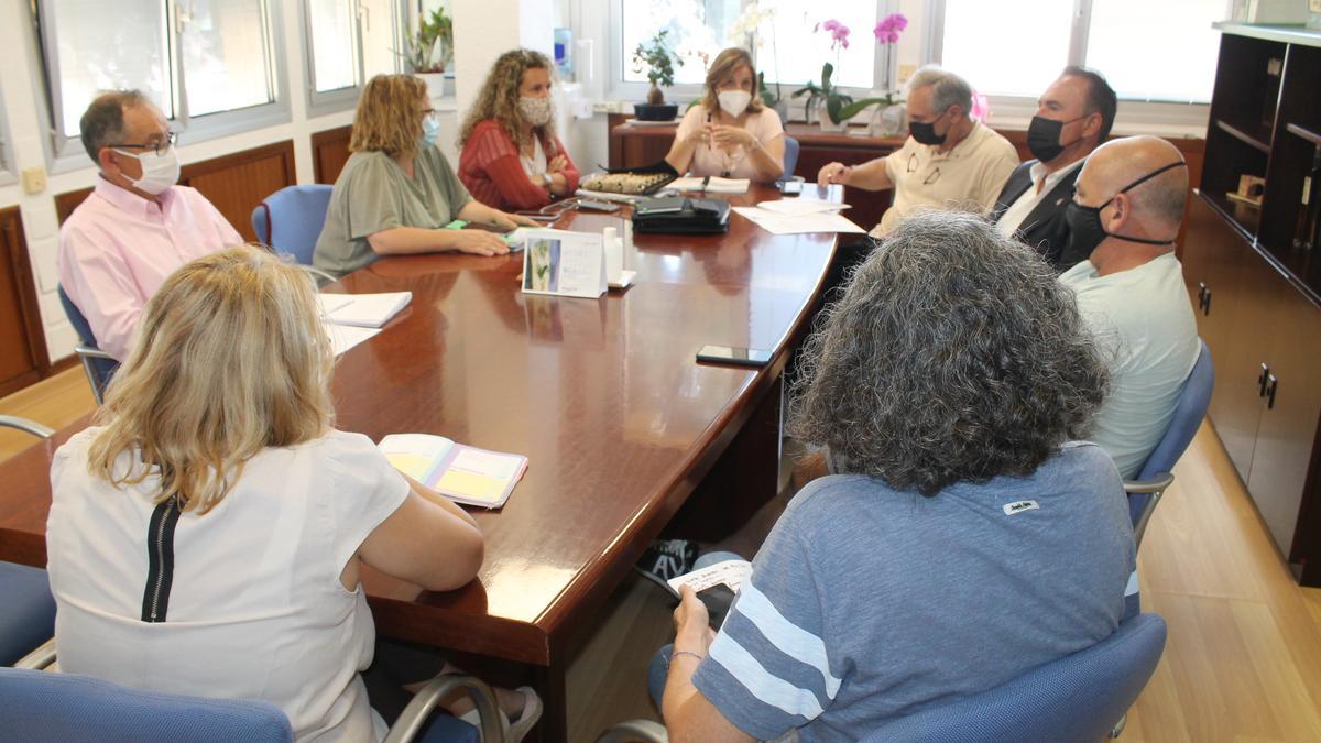 Imagen de la reunión entre las diferentes áreas y responsables municipales con representantes del sector hostelero de Benicàssim.