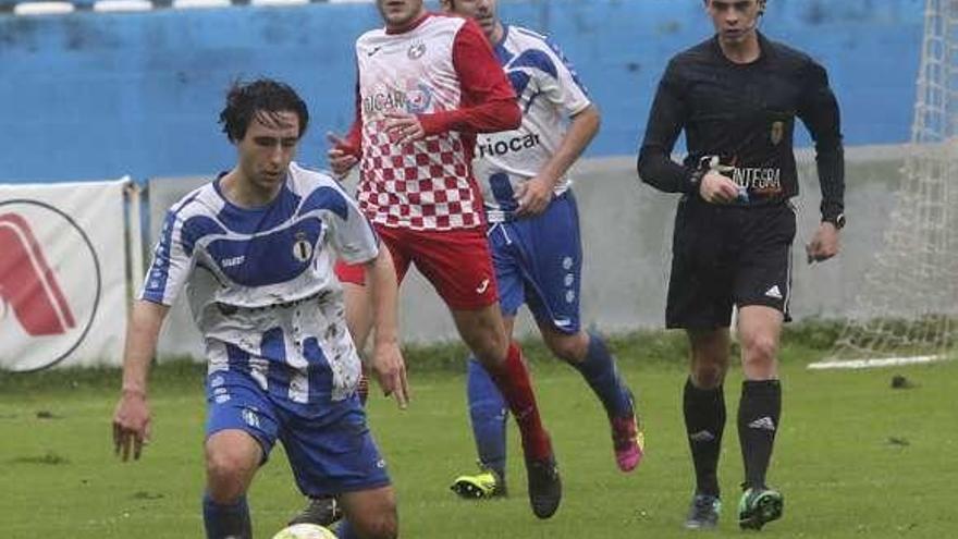 José Santullano controla un balón esta temporada con el Avilés.