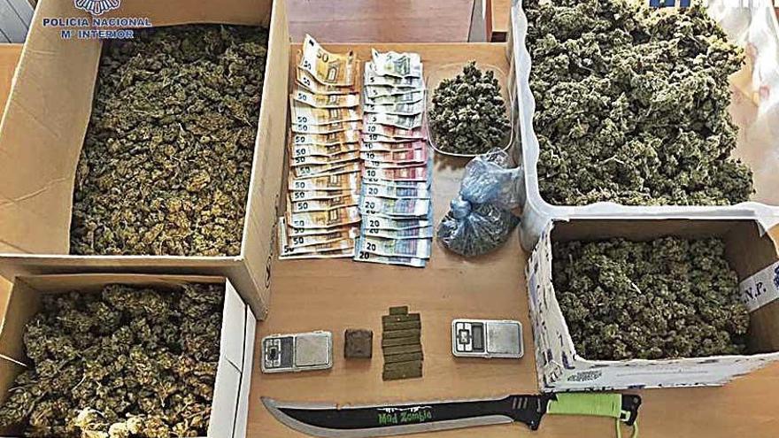 Marihuana y un machete intervenido en la operaciÃ³n.