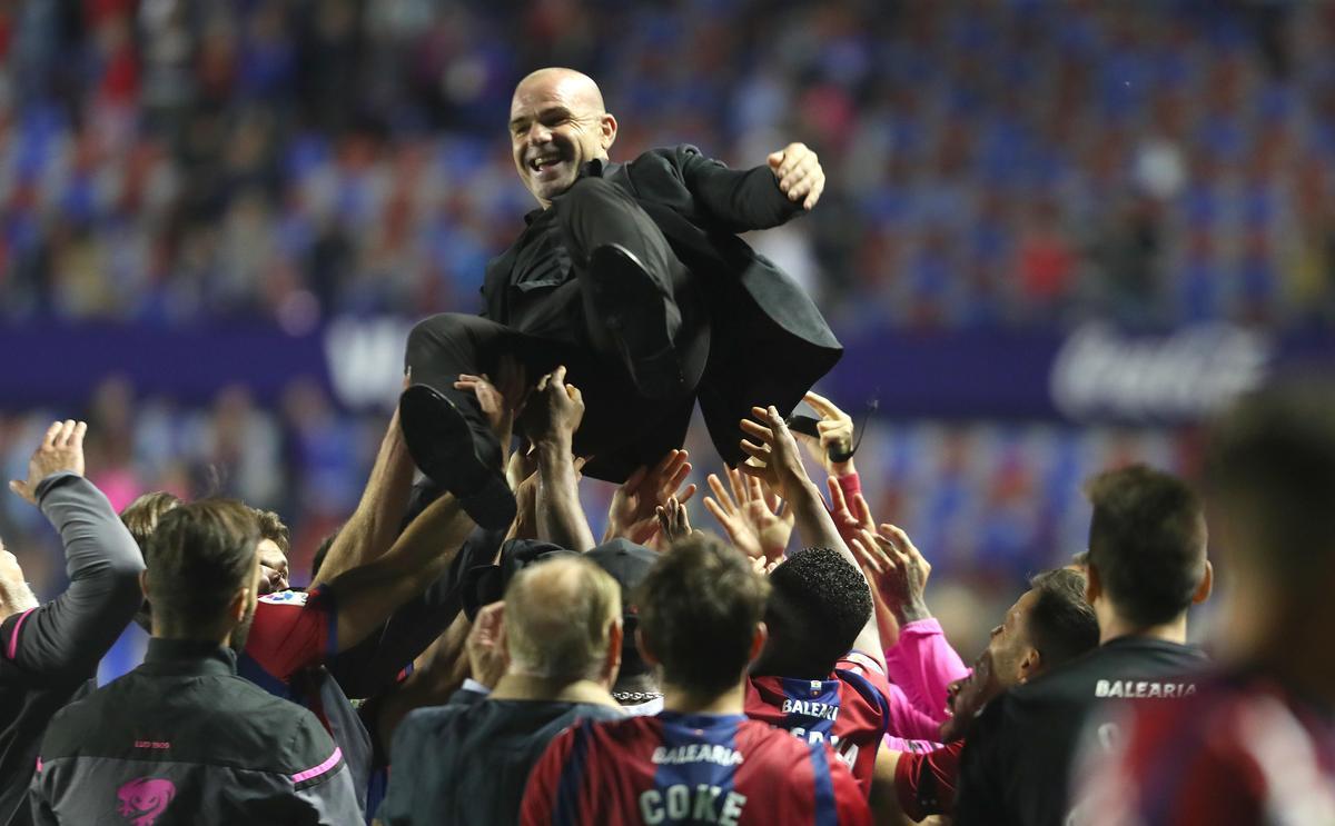 Paco, manteado por su equipo después de la histórica victoria contra el Barça.