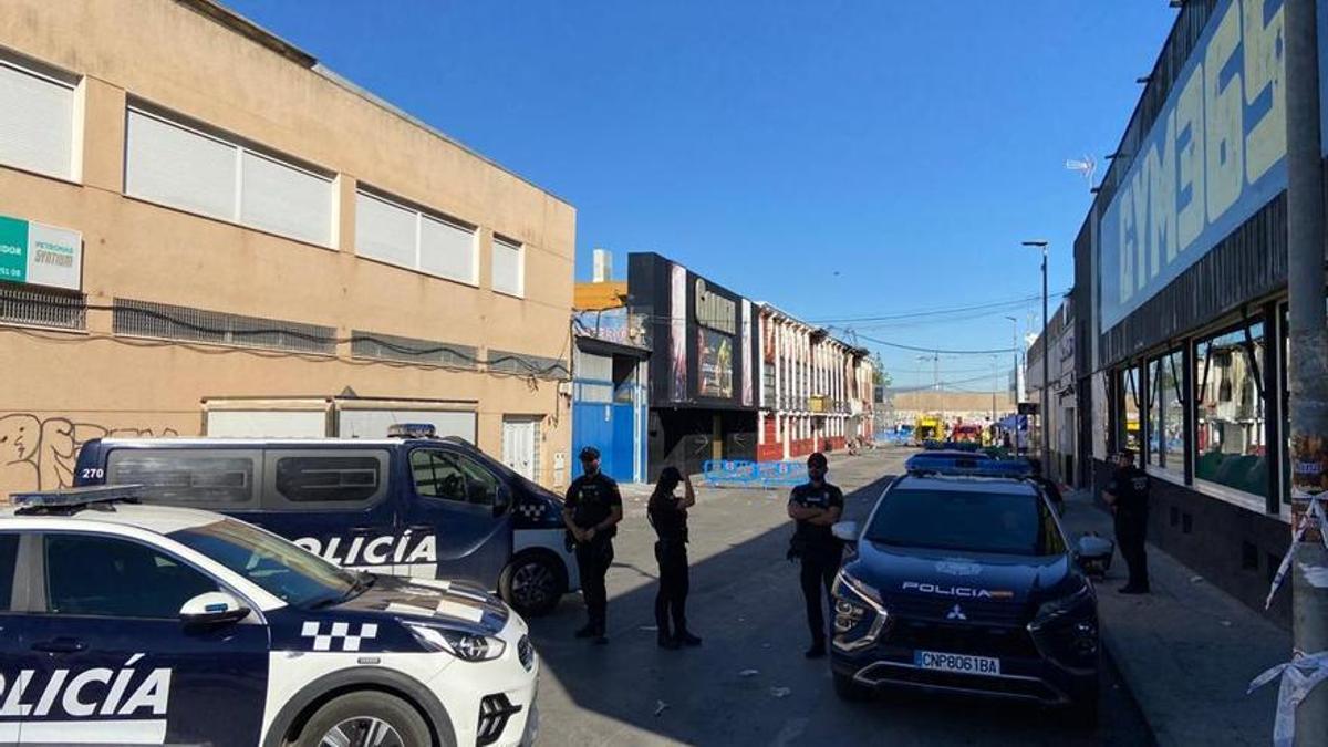 Policía, frente a las discotecas afectadas, esta mañana.