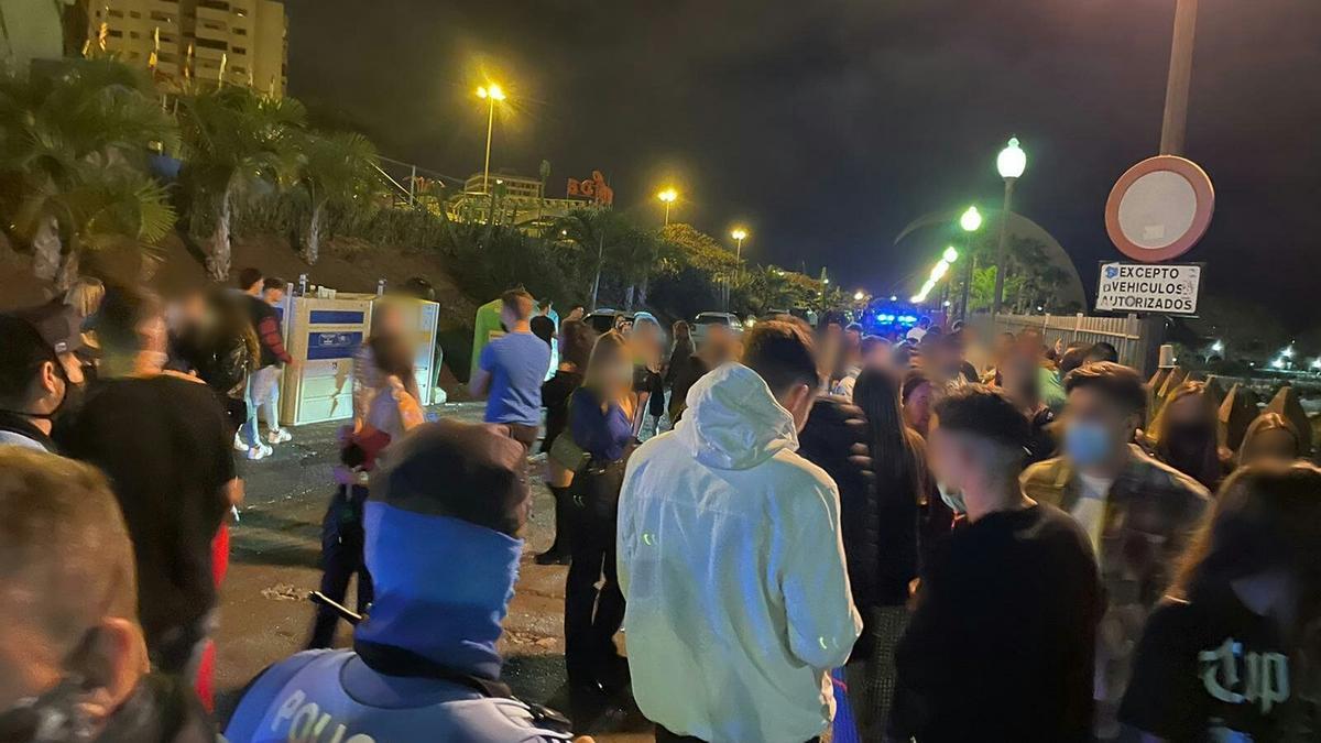 La Policía disuelve un macrobotellón en los aparcamientos del Parque Marítimo