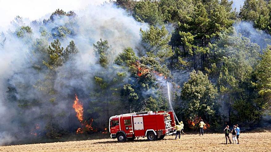 Els Bombers treballant al foc de Bellprat  | ACN