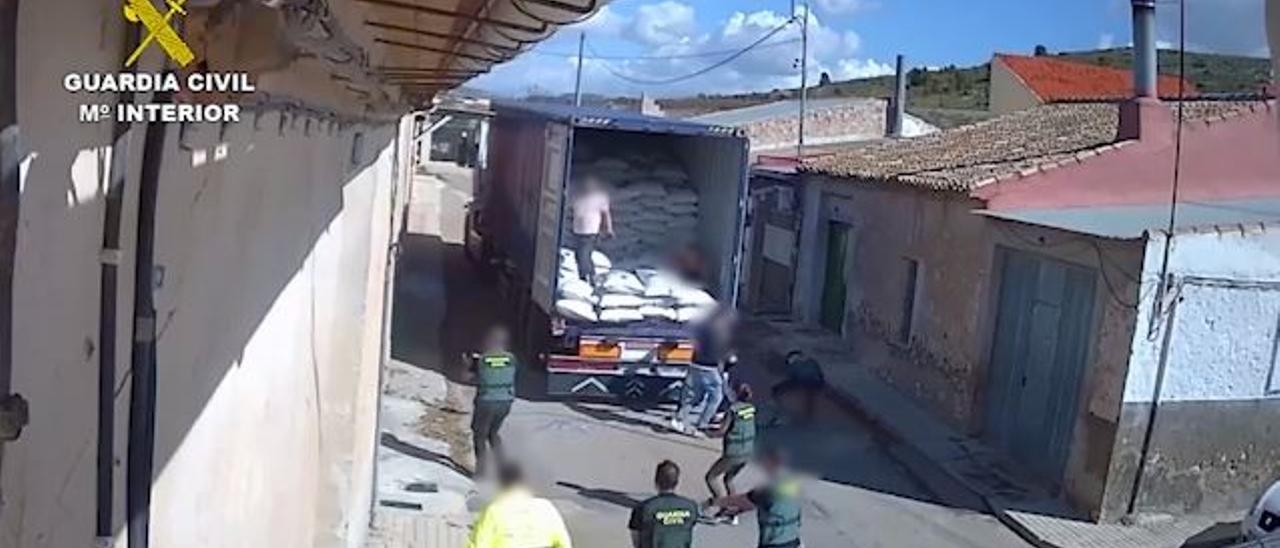 Narcotráfico en Alicante: Dieciocho detenidos por importar cocaína oculta en escamas de plástico