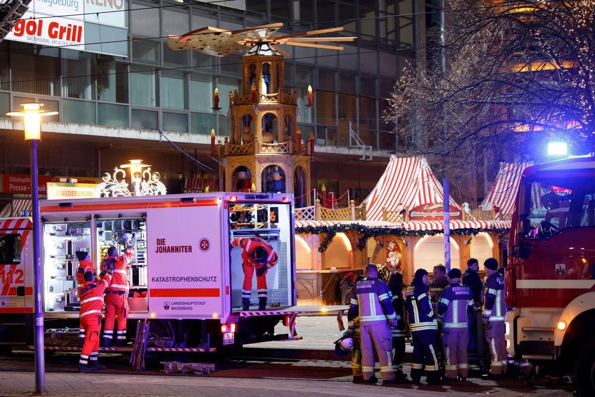 El personal de emergencias trabaja en el lugar del atropello múltiple en el mercadillo navideño de Magdeburgo. El personal de emergencias trabaja en el lugar del atropello múltiple en el mercadillo navideño de Magdeburgo.