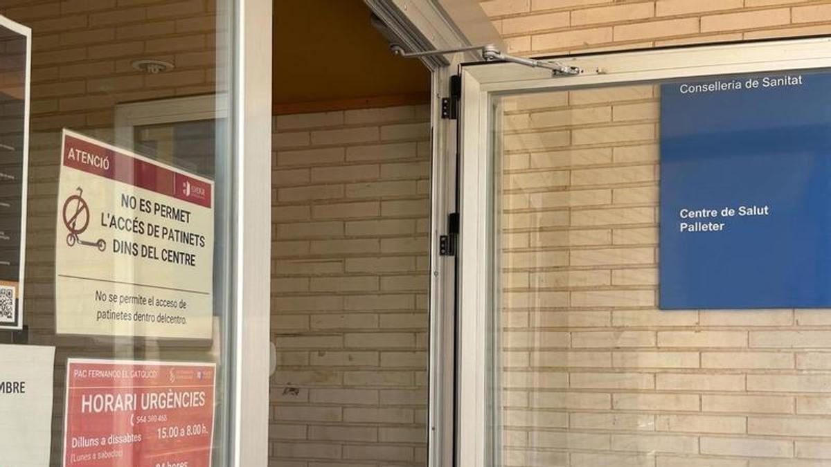 Imagen de la puerta de acceso al centro de salud Palleter.
